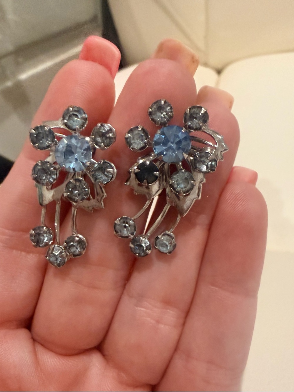 Vintage Elegant Blue Crystal Floral Screw Back Earrings - Silver Tone